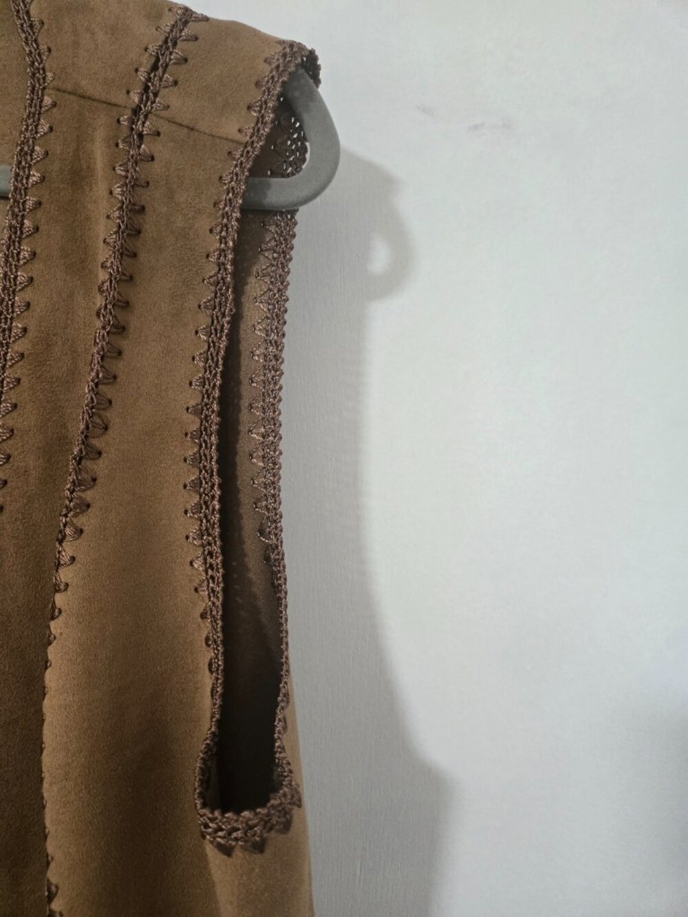 NWT Chelsea & Theodore XL Brown Faux Suede Crochet Trim Open Front Vest Boho - Picture 6 of 7